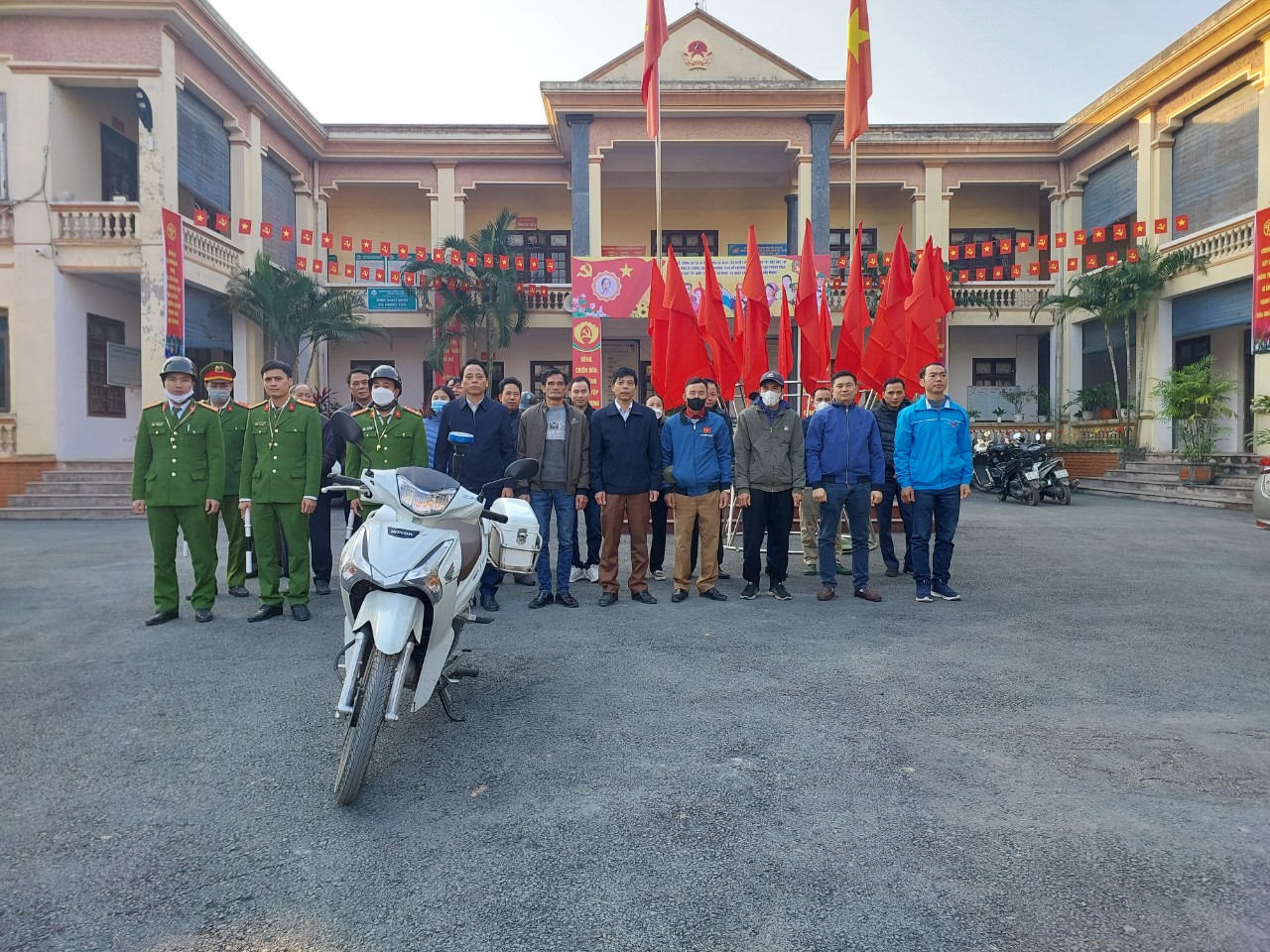 Ngọc Tảo ra quân chỉnh trang đường làng, ngõ, xóm; tổng vệ sinh môi trường; đảm bảo trật tự giao thông trên địa bàn xã.